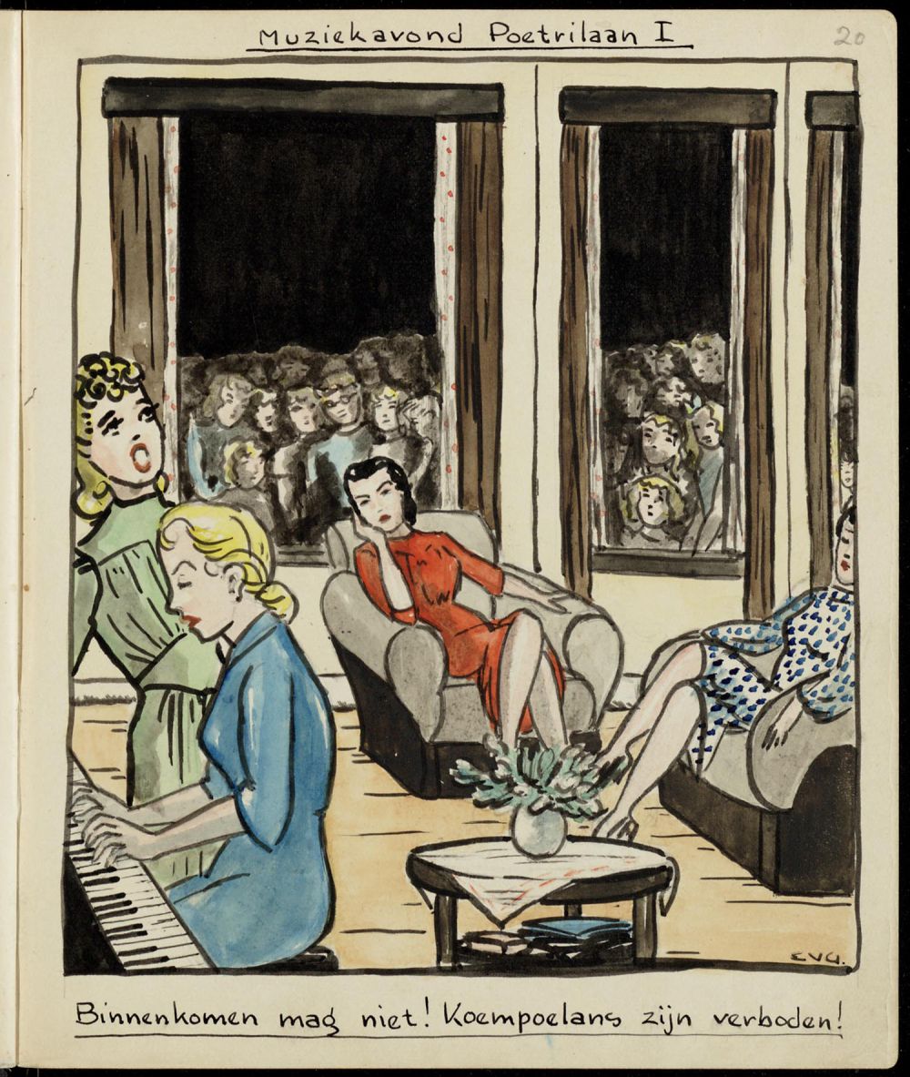 Muziek makende vrouwen in een woonkamer, terwijl buiten voor het raam andere vrouwen staan te kijken.