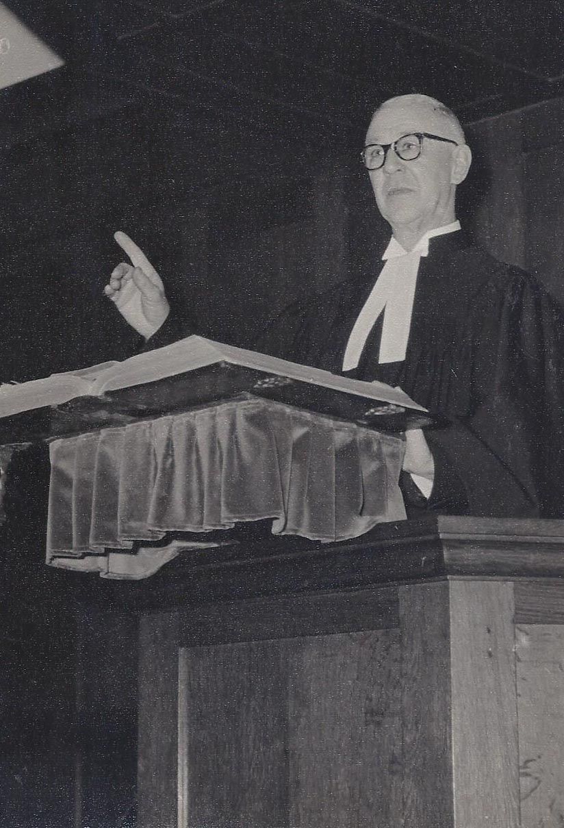 Carel Hamel op de kansel, omstreeks 1953
