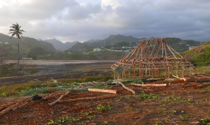 Reconstructie van een inheems huis gevonden op de archeologische vindplaats op het eiland St. Vincent (Foto: Menno Hoogland)