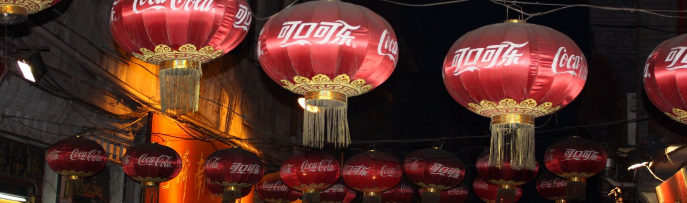 Straat vol lampions met Coca Cola-loga in China