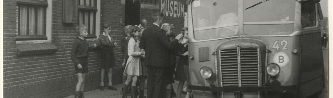 Museumbus bij het Museum voor het Onderwijs aan de Hemsterhuisstraat
