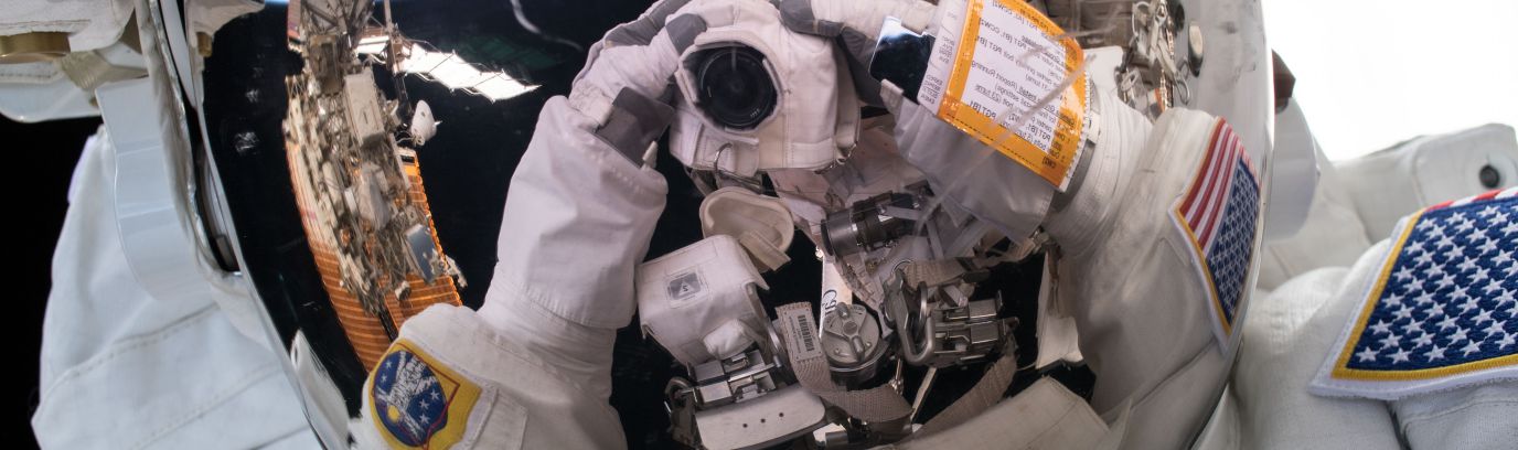 Astronaut maakt een selfie
