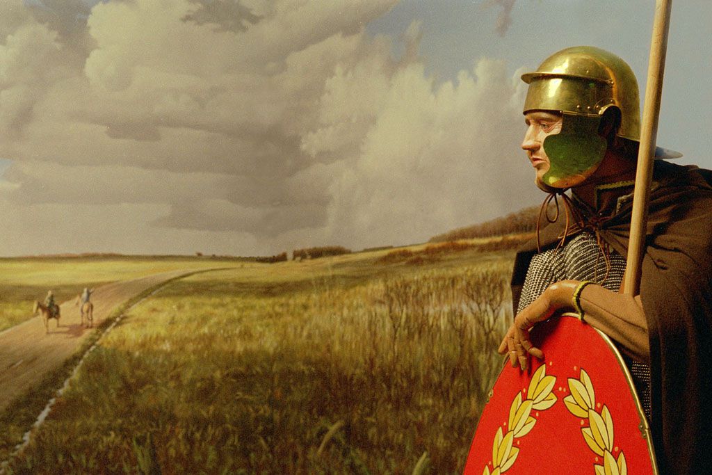 Romeinse soldaat tegen de achtergrond van een duinlandschap