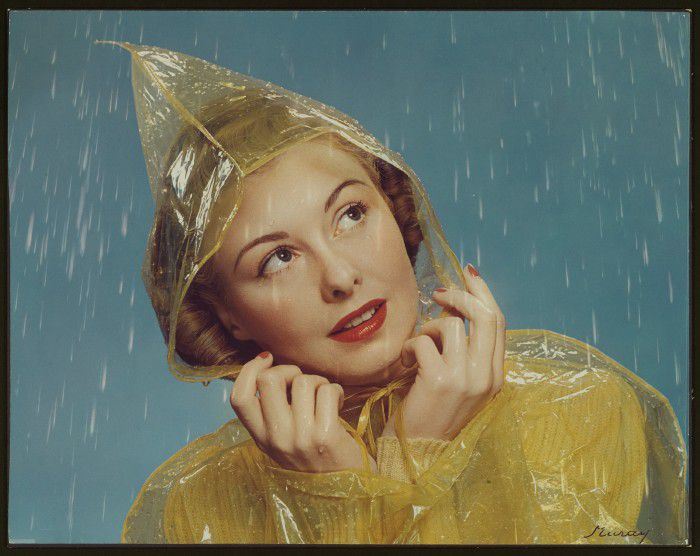 Vrouw met regenjas in de regen